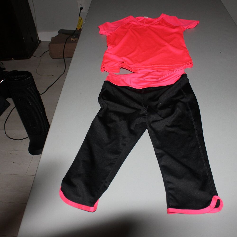 Active BY Old Navy 2 Pcs Capri Top Set Size Large